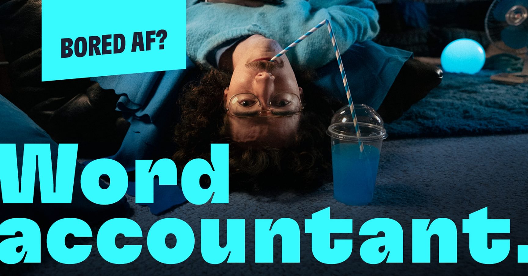 Banner met daarop een persoon dat ondersteboven zit en een drankje drinkt. Er staat ook in het groot de woorden: Word accountant op.