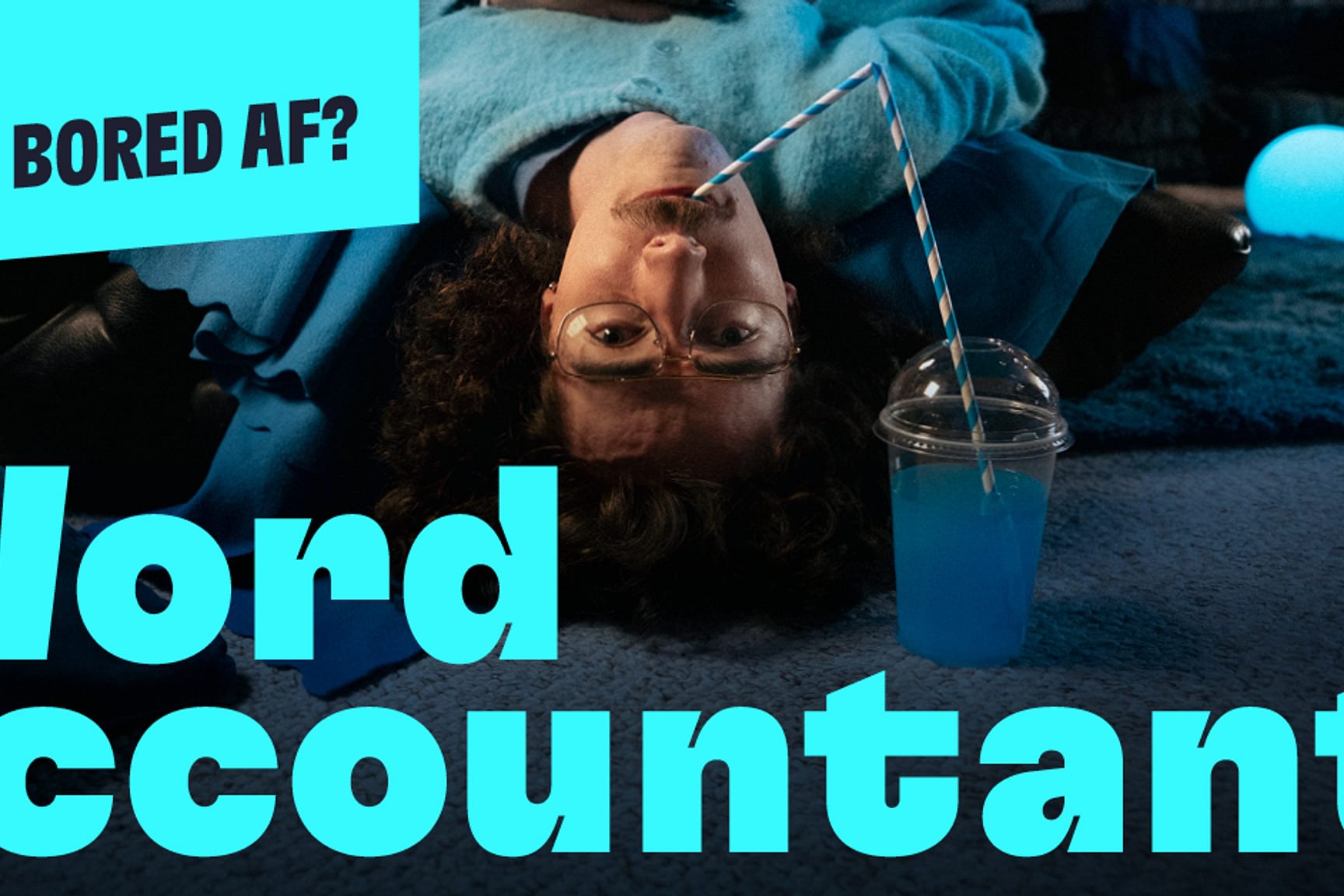Banner met daarop een persoon dat ondersteboven zit en een drankje drinkt. Er staat ook in het groot de woorden: Word accountant op.