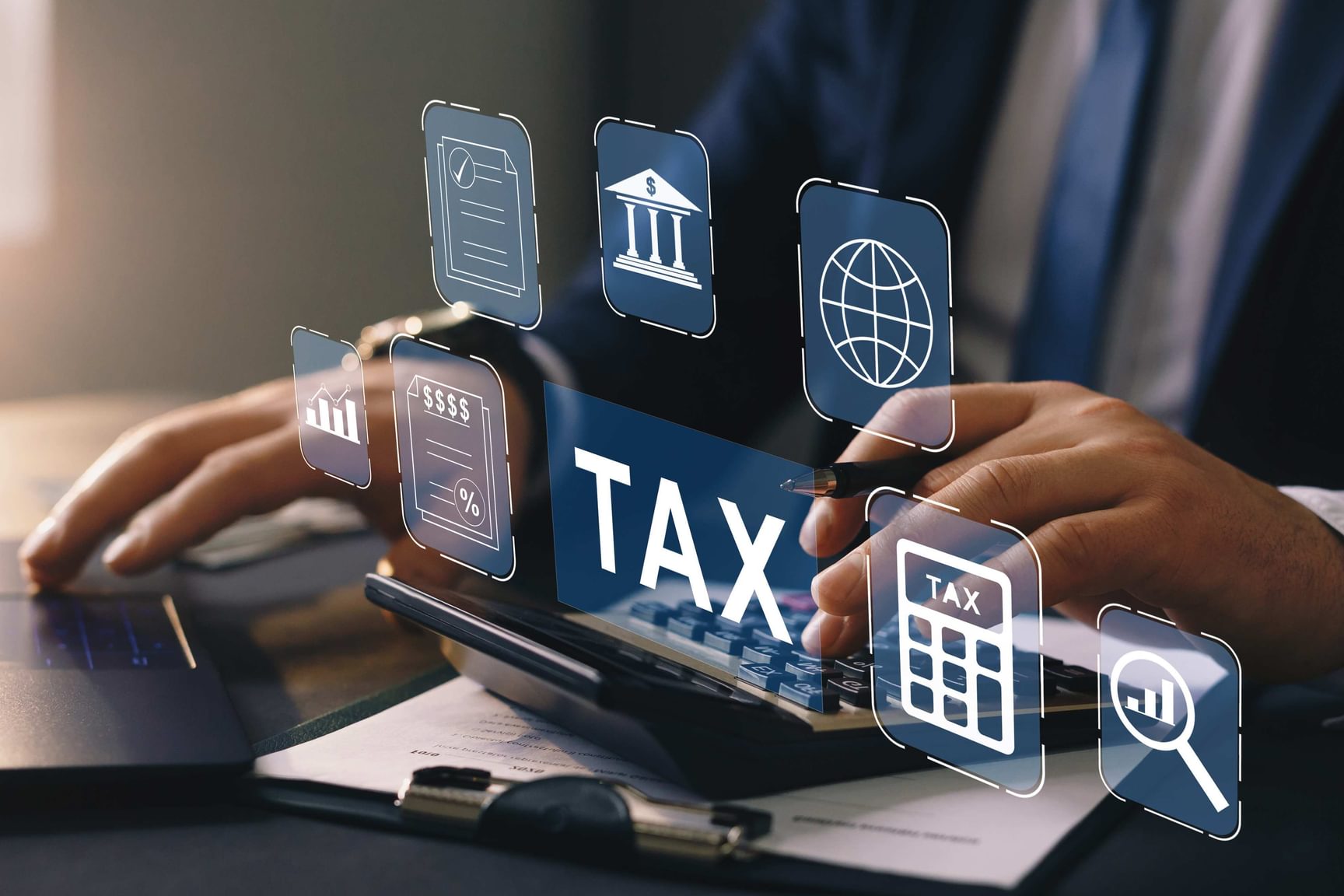 Een afbeelding van een rekenmachine met daarboven zwevende elementen zoals een wereldbol, document, grafiek, vergrootglas en het woord Tax.