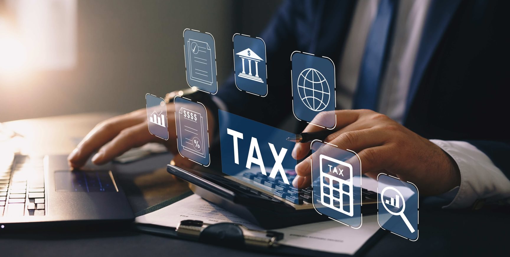 Een afbeelding van een rekenmachine met daarboven zwevende elementen zoals een wereldbol, document, grafiek, vergrootglas en het woord Tax.