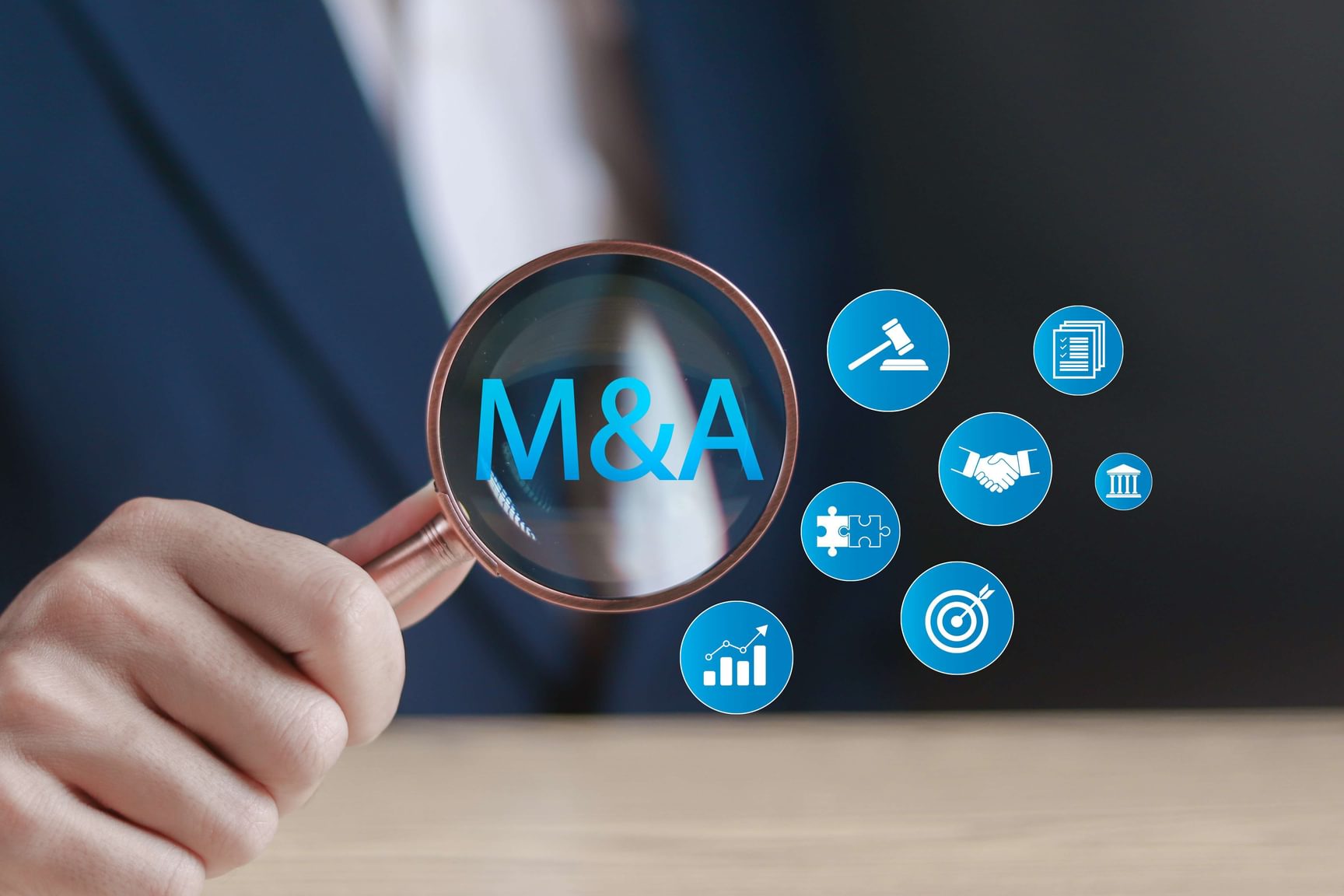 Persoon houdt een vergootglas vast met de letters M&A in het glas
