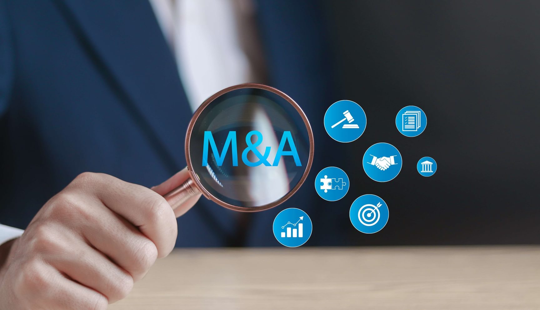 Persoon houdt een vergootglas vast met de letters M&A in het glas