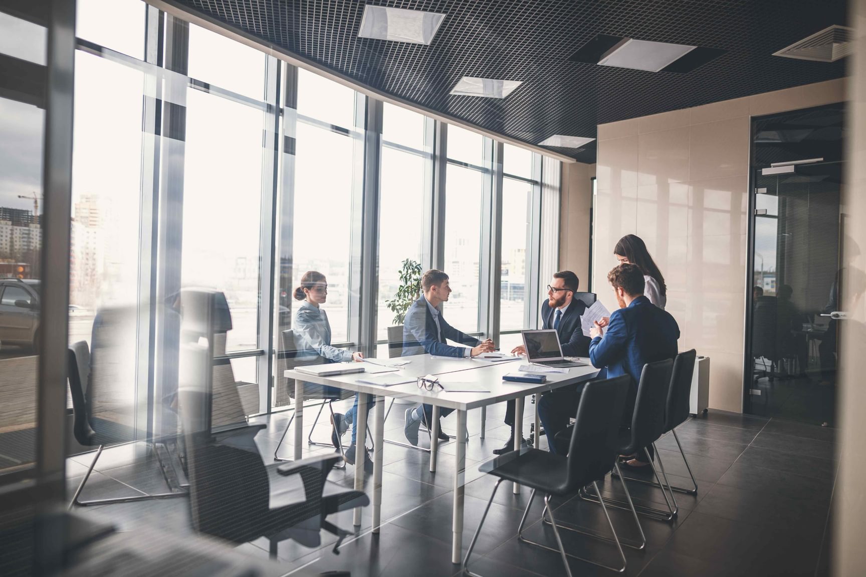 VGD-medewerkers houden een meeting over een succesvolle Buy & Build-strategie