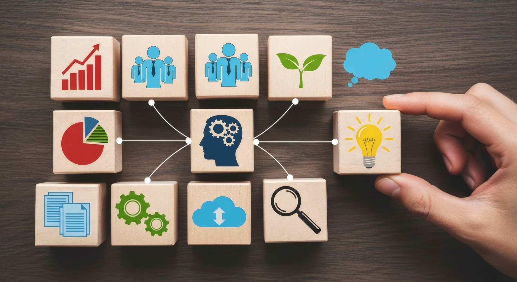 verschillende houten blokken met daarop iconen zoals een stijgende grafiek, een groep personen, een plant, een taartdiagram, een lamp, documenten, tandwielen en een vergrootgals.