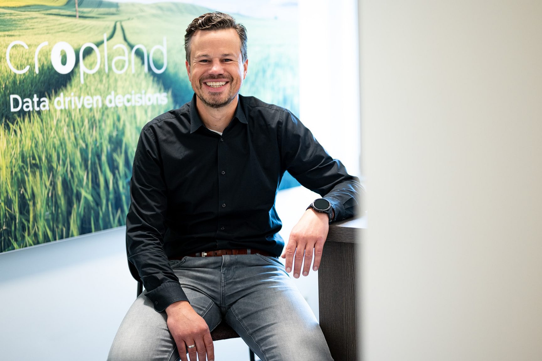 Een afbeelding van een persoon in een vergaderruimte van Cropland.