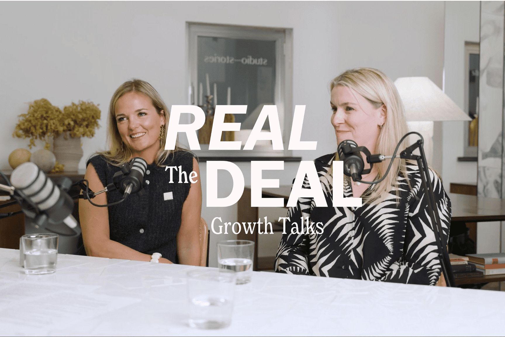 2 personen aanwezig bij de podcast The Real Deal over leiderschap. Hoe blijf je koers houden als ondernemer?