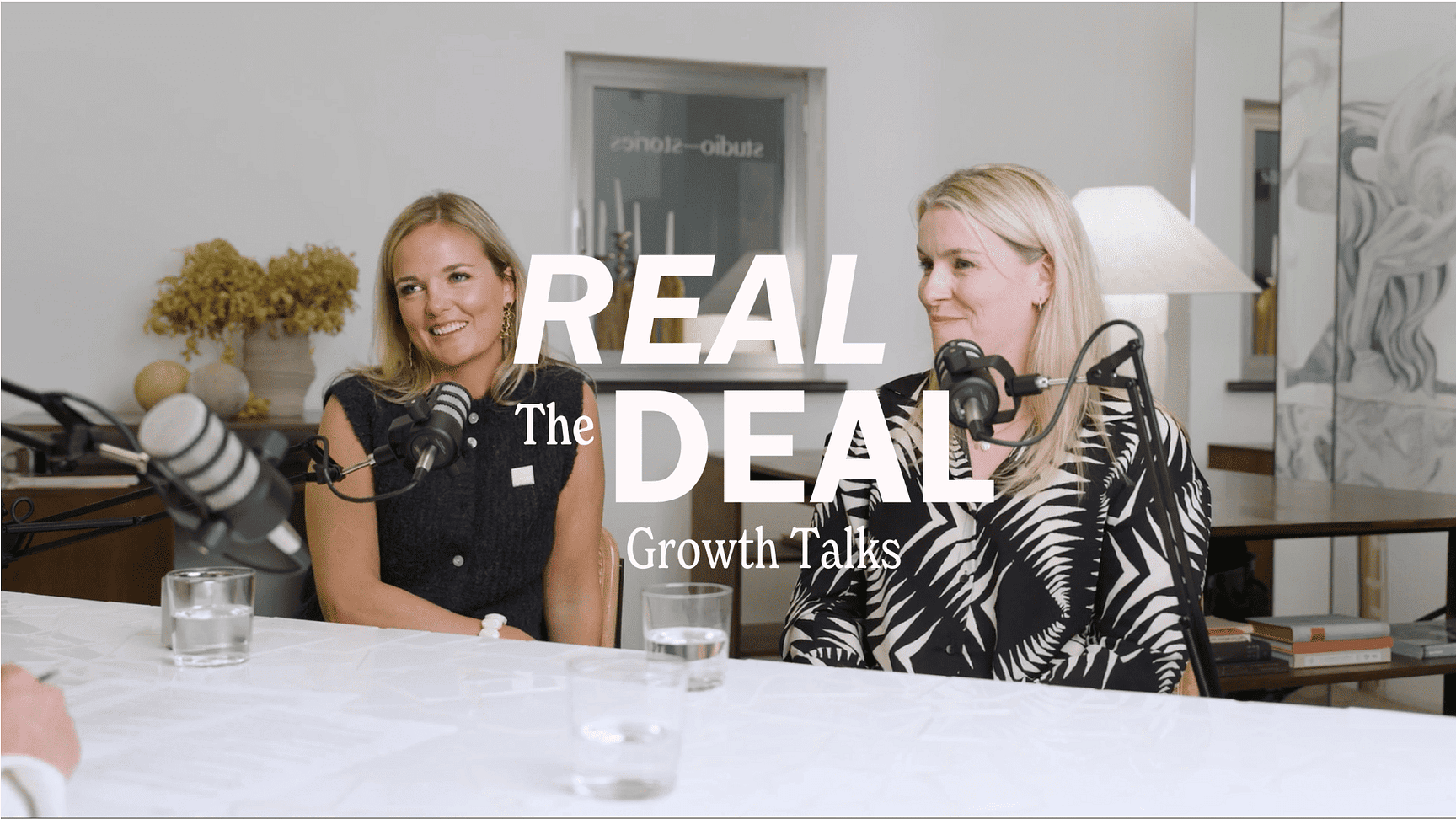 2 personen aanwezig bij de podcast The Real Deal over leiderschap. Hoe blijf je koers houden als ondernemer?