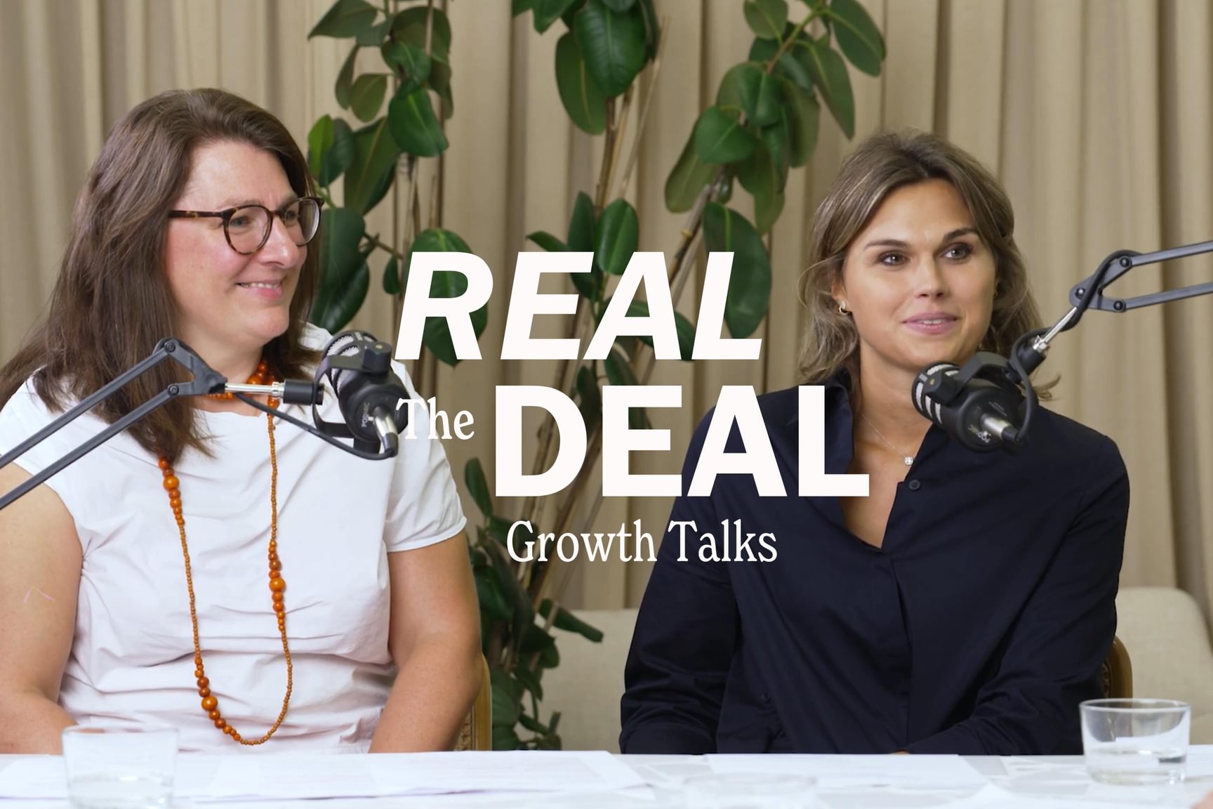 2 personen nemen deel aan de podcast: The Real Deal in verband met Familiale opvolging.