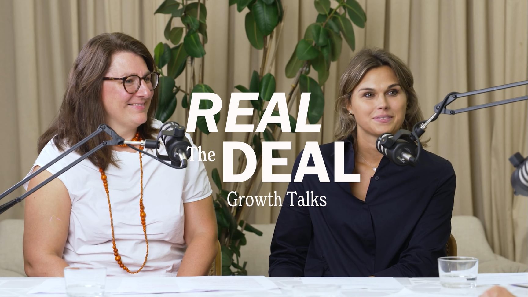 2 personen nemen deel aan de podcast: The Real Deal in verband met Familiale opvolging.