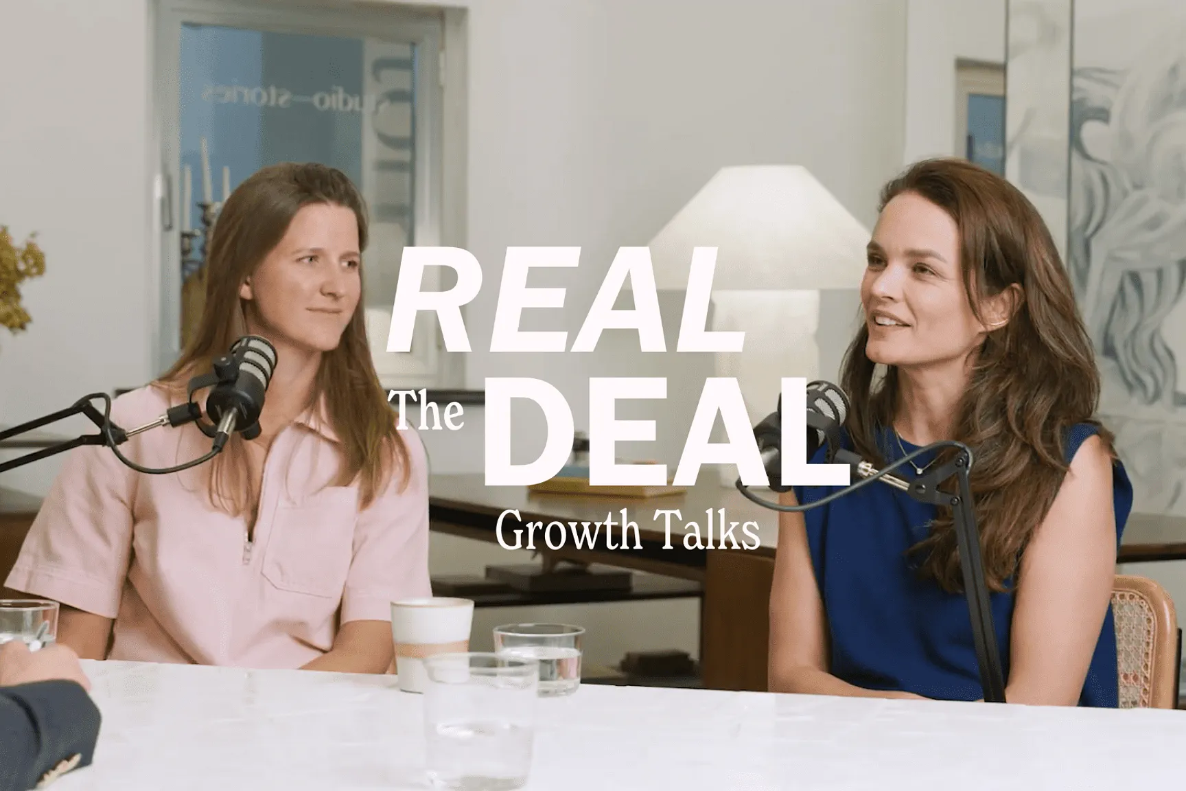 2 personen waar te gast bij de podcast: The Real Deal.