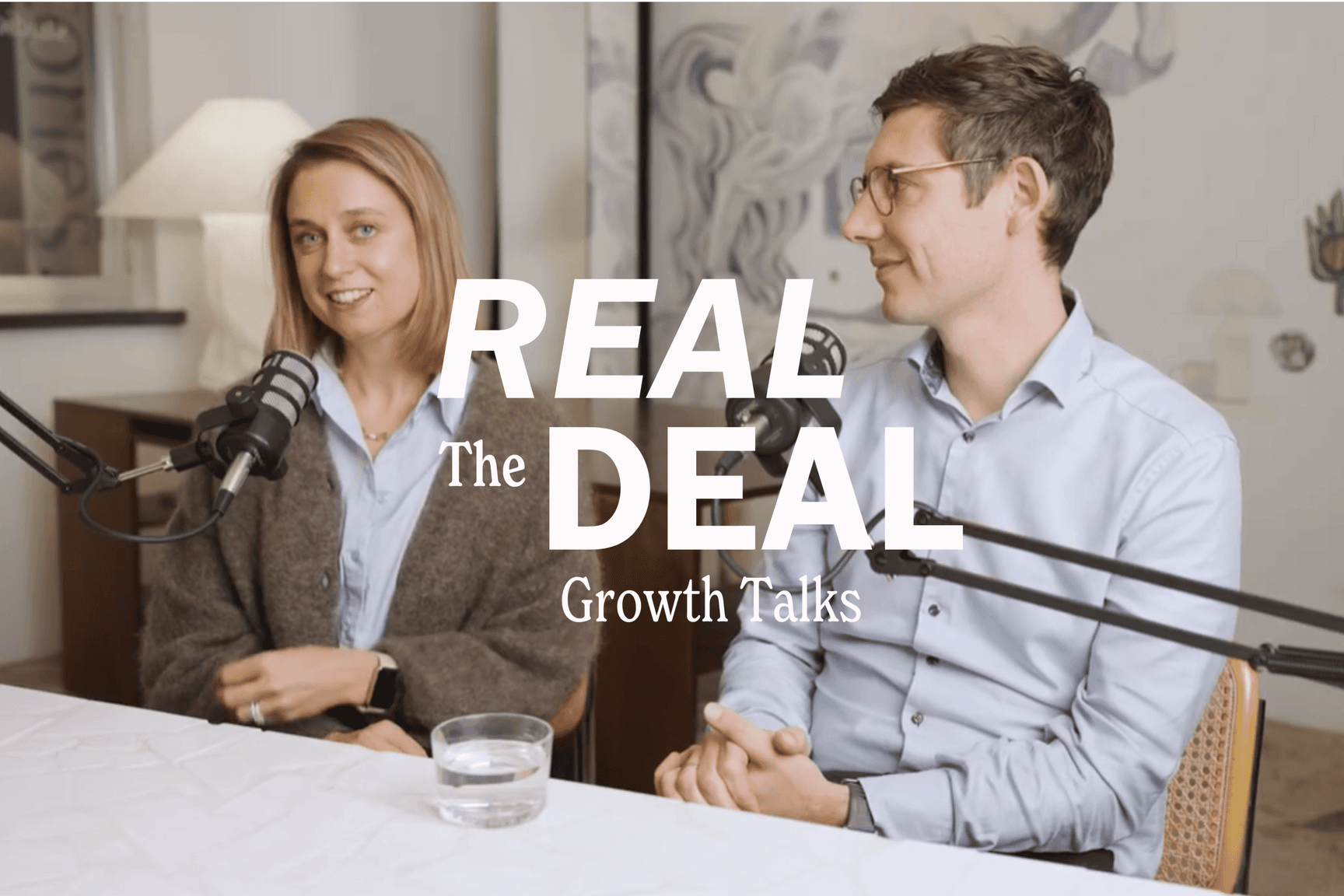 2 personen tijdens een opname van de podcast The Real Deal
