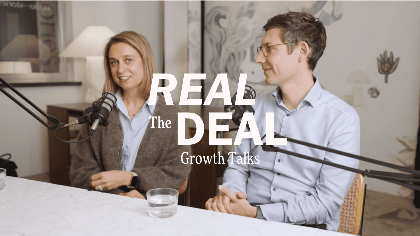 2 personen tijdens een opname van de podcast The Real Deal