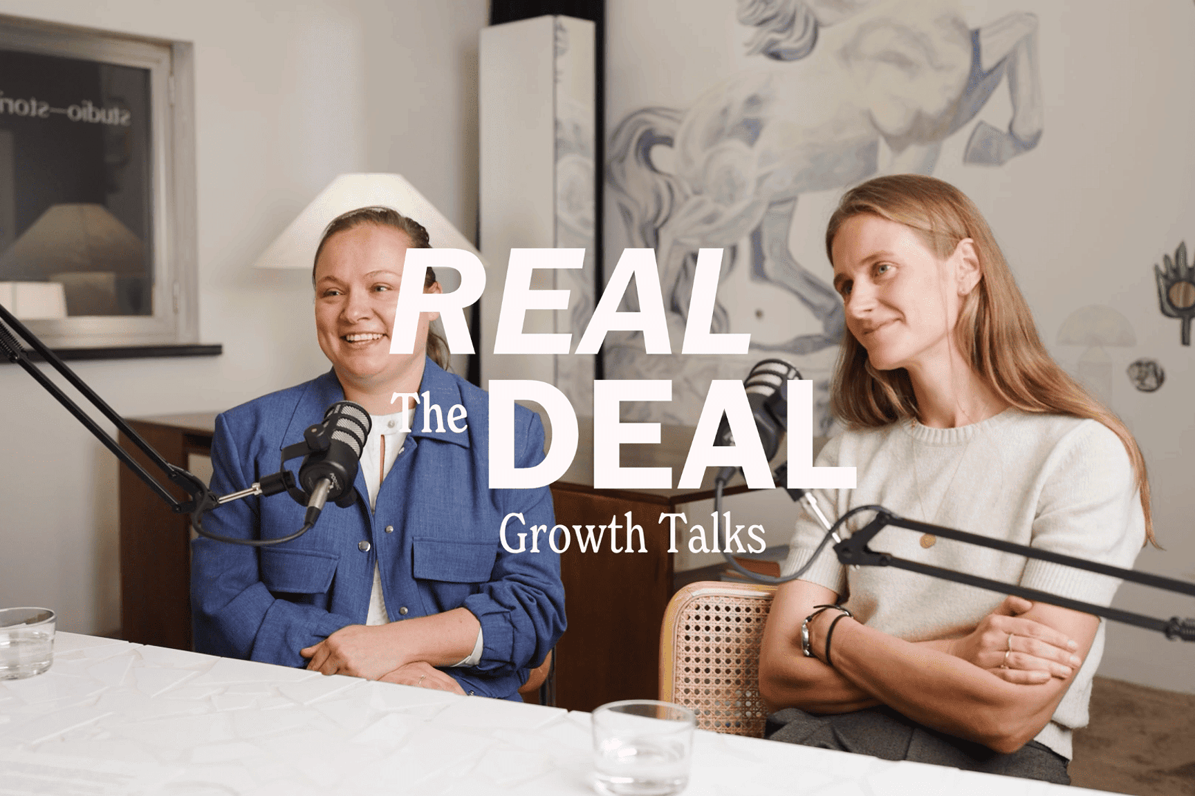 2 peronen die deelnemen aan een podcast.