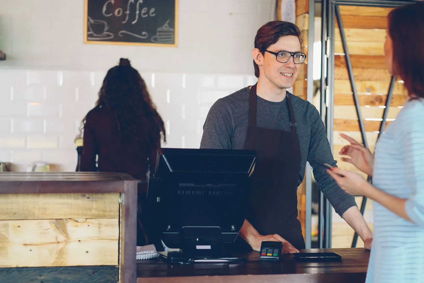 Foto van een werkomgeving in de horeca waarbij een medewerker een bestelling verwerkt, als symbool voor flexi-jobs en de huidige stand van zaken.