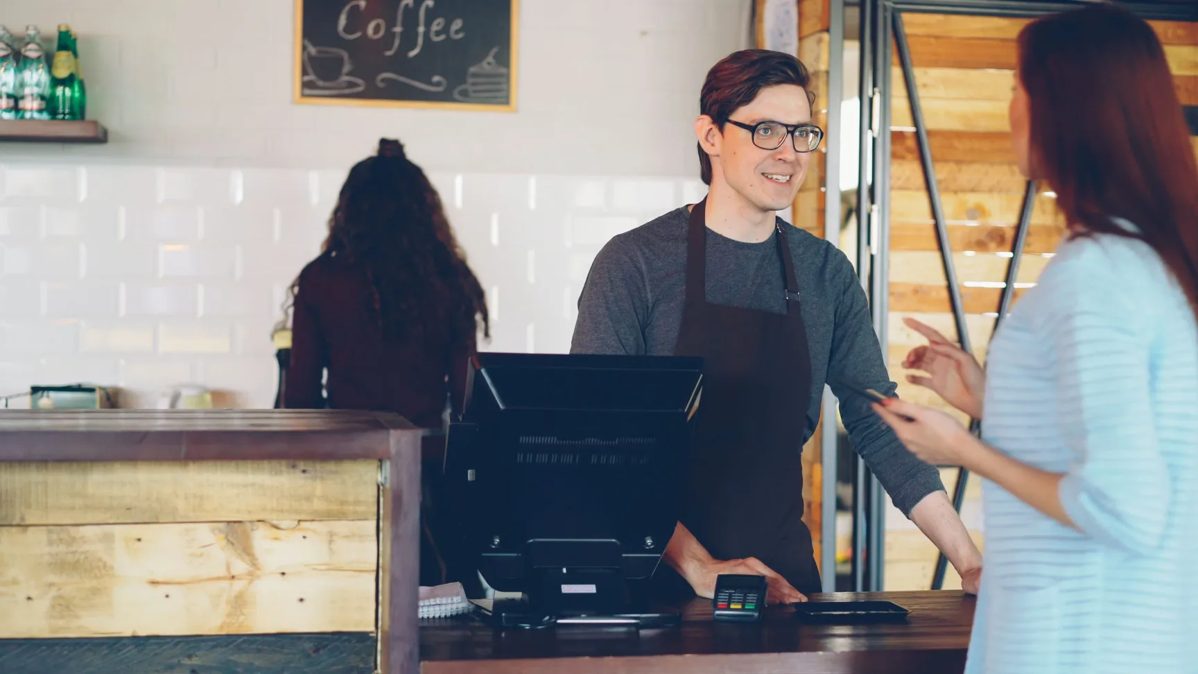 Foto van een werkomgeving in de horeca waarbij een medewerker een bestelling verwerkt, als symbool voor flexi-jobs en de huidige stand van zaken.