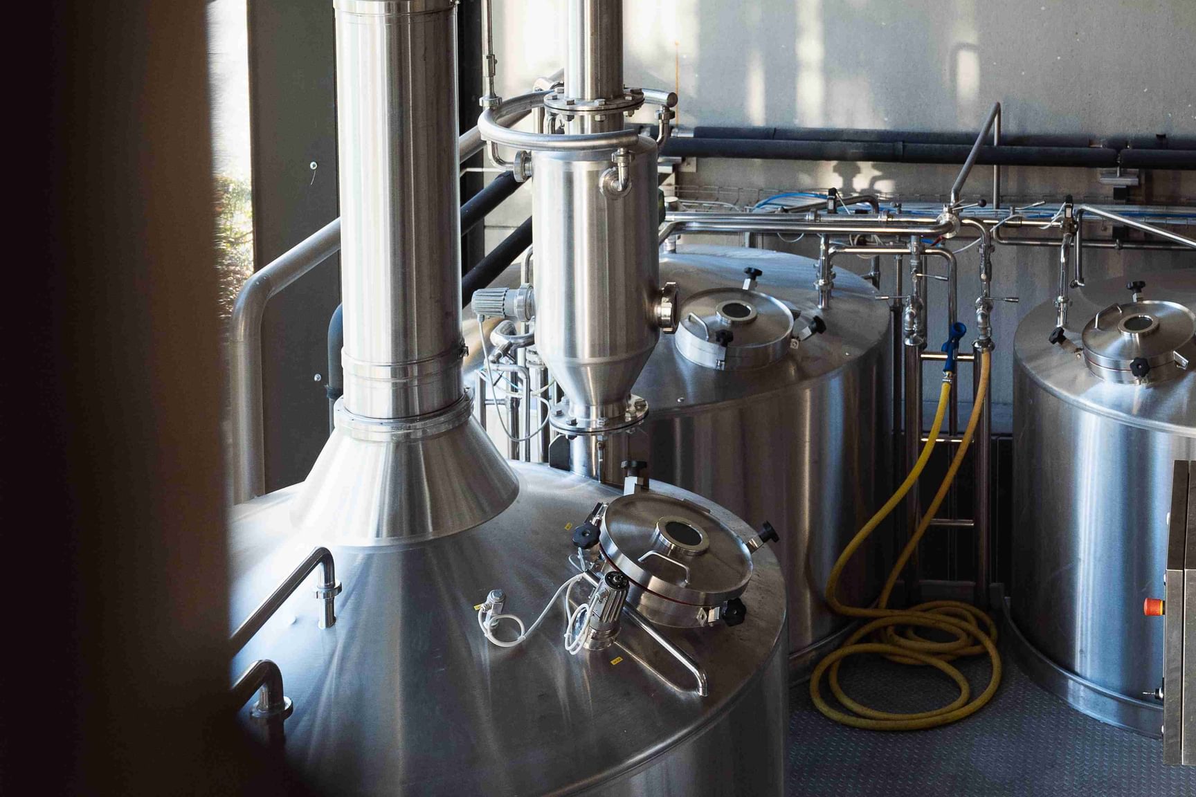 Foto van geavanceerde brouwketels en installaties die de digitale transformatie en groei van Brouwerij Dilewyns ondersteunen.