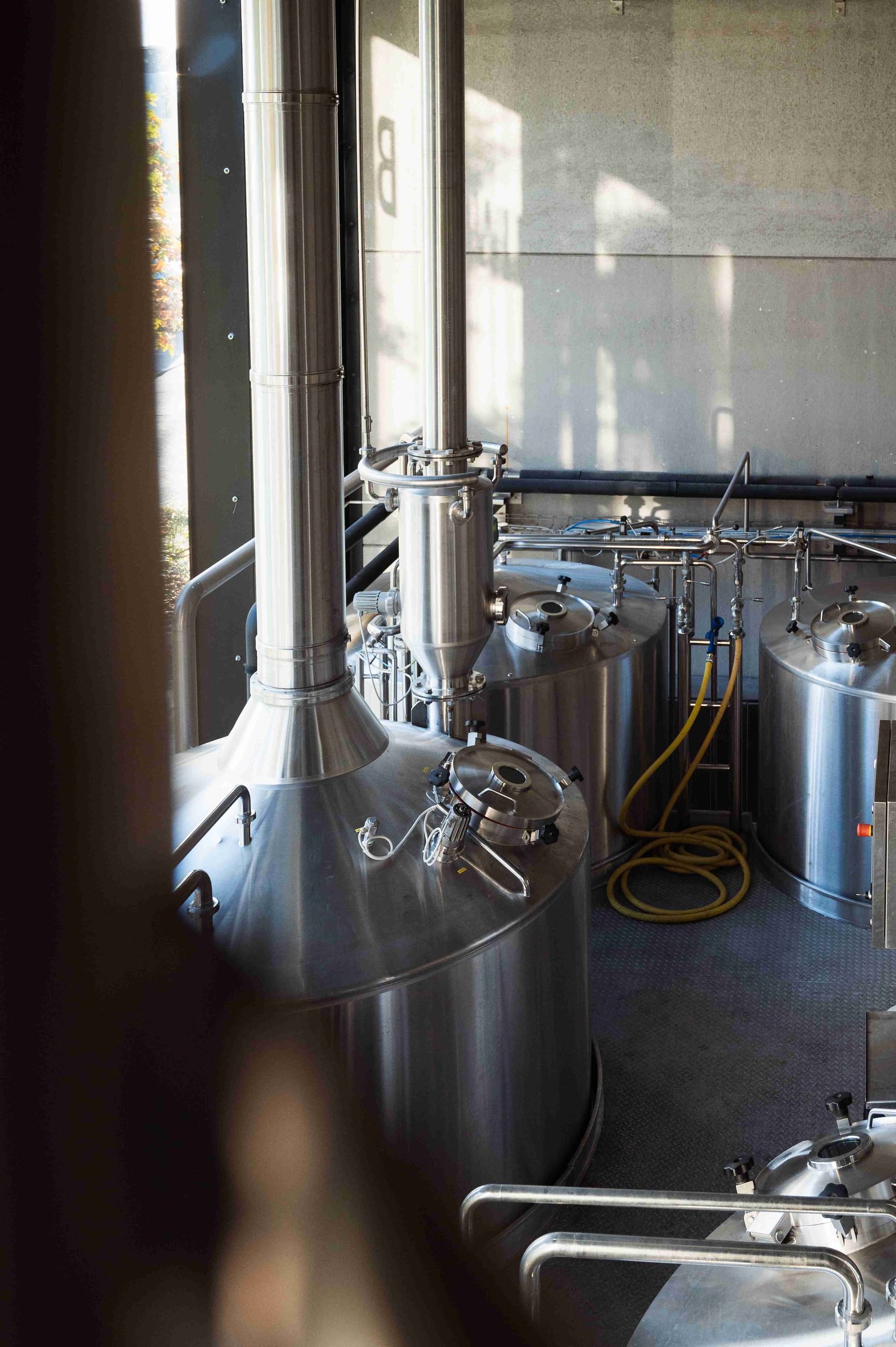 Foto van geavanceerde brouwketels en installaties die de digitale transformatie en groei van Brouwerij Dilewyns ondersteunen.