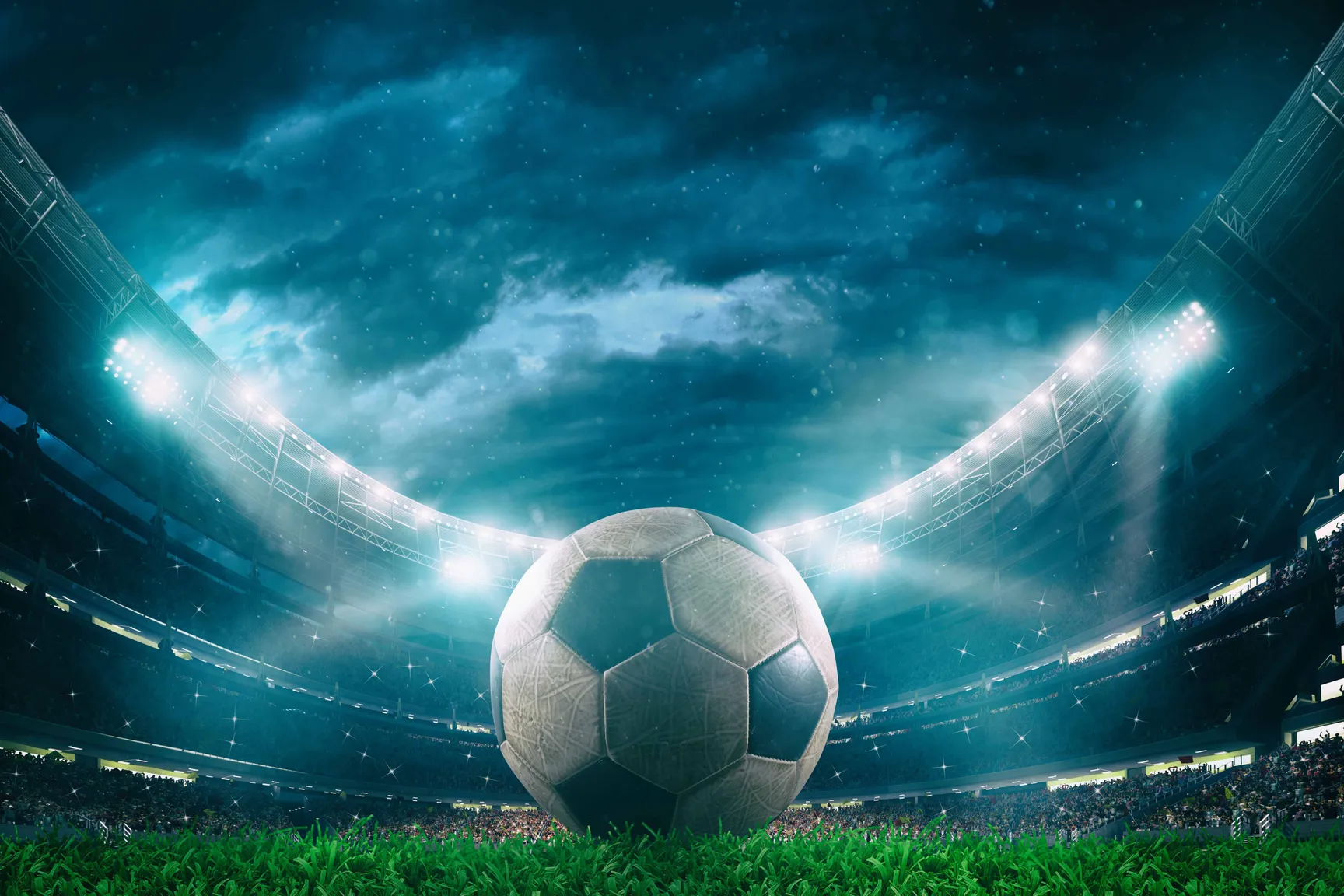 Een voetbal op het veld van een voetbalstadium.