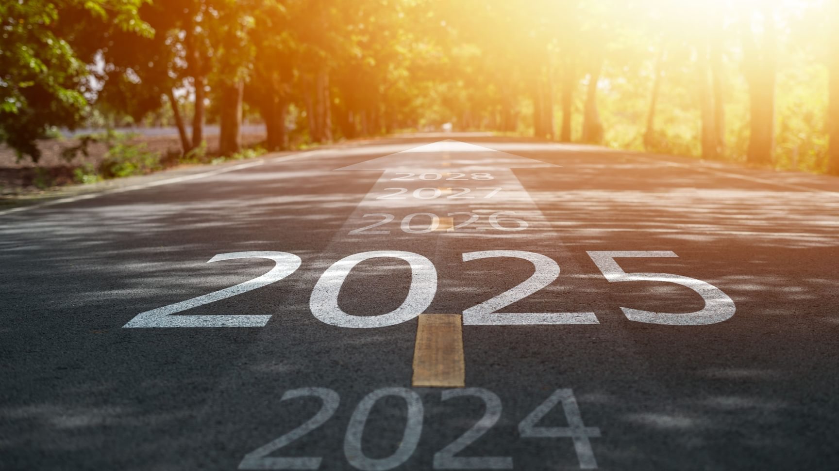 Een foto van een straat met daarpo de jaartallen 2024, 2025 in het groot & 2026... in verband met het traject of weg naar duurzaamheid.