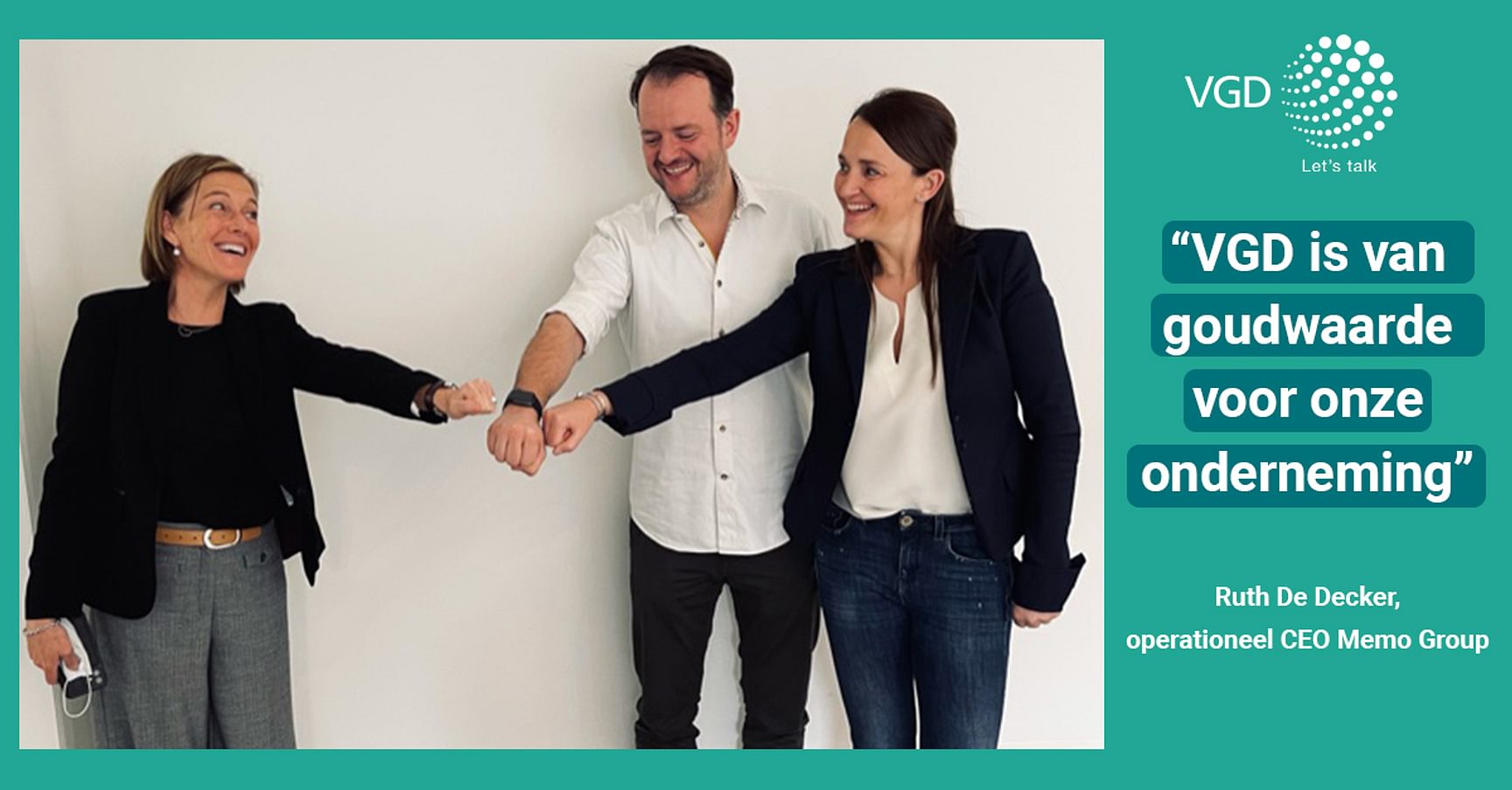Drie personen geven elkaar een fist bump tegen een neutrale achtergrond.