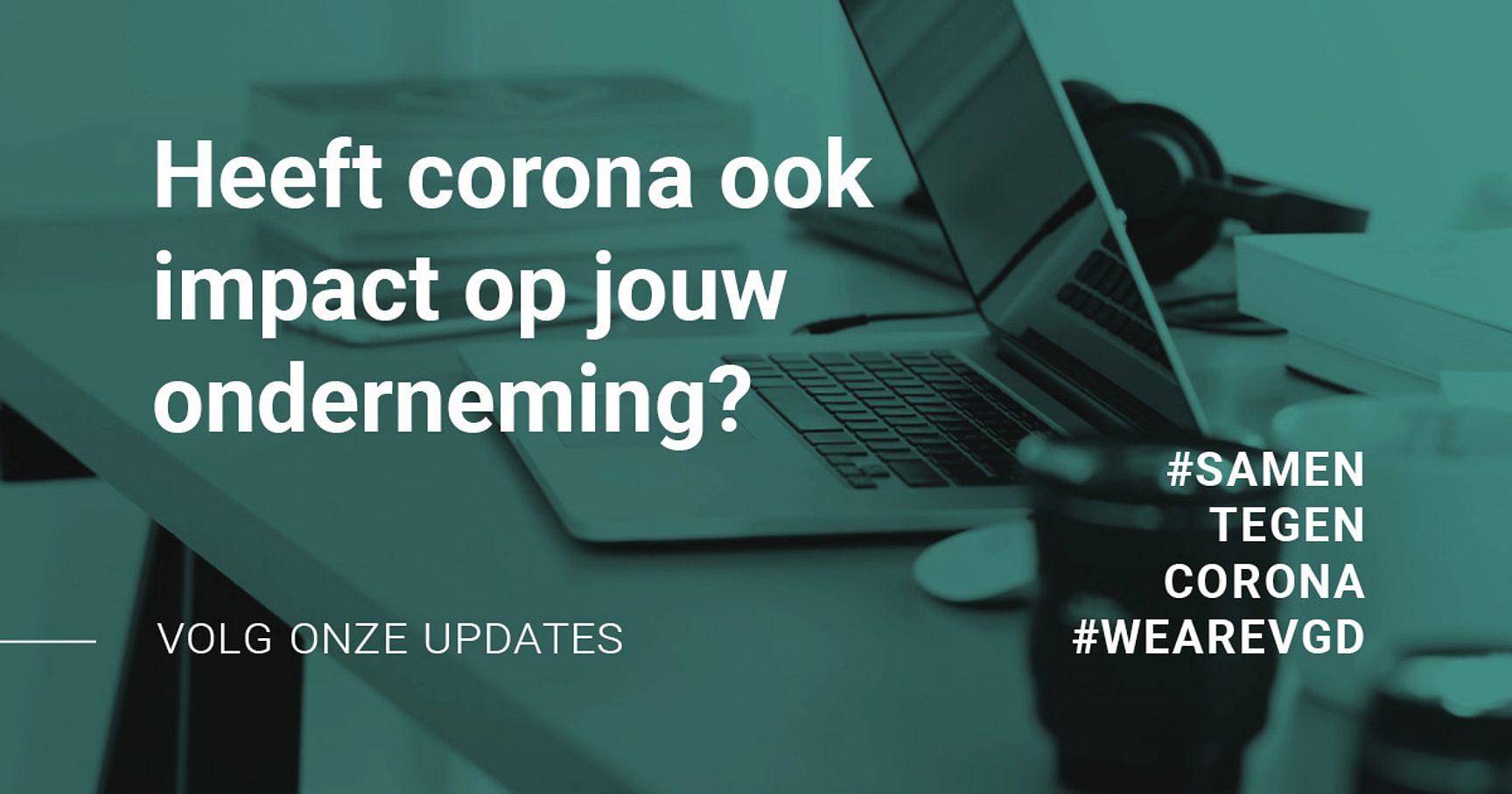 Een banner met daarop de tekst: Heeft corona ook impact op jouw onderneming? Met op de achtergrond een afbeelding van een laptop, koffietas,... op een bureau liggen.
