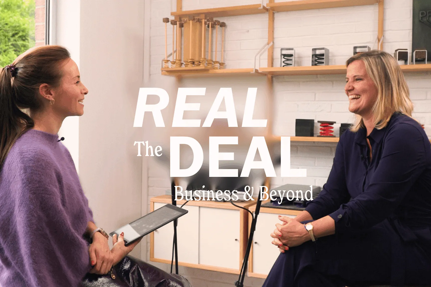 Beeld van een interviewsetting met twee personen in gesprek tijdens The Real Deal: Business & Beyond - CDM Stravitec, met focus op opndernemersverhaal en ervaring.