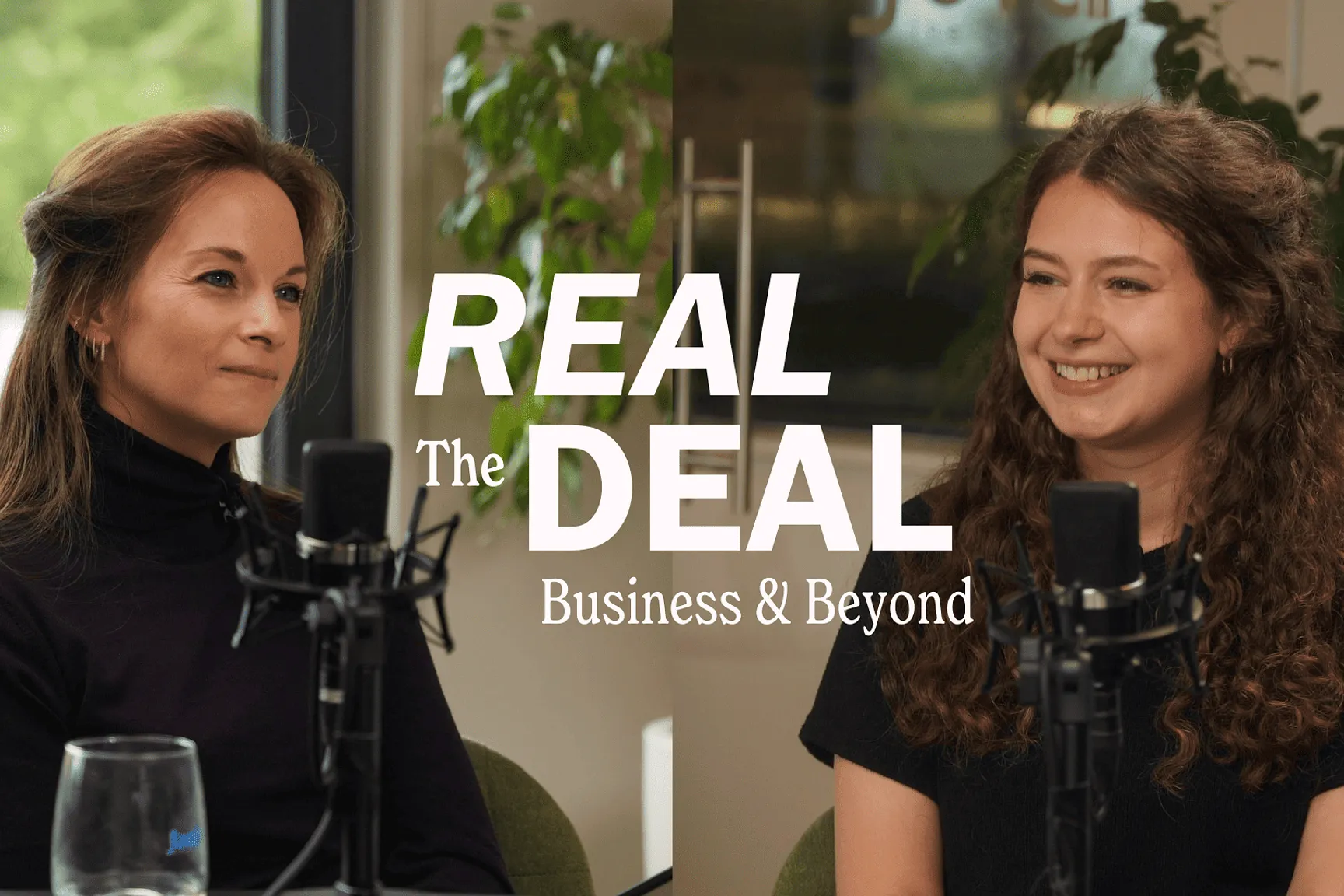 Beeld van een podcastopname van The Real Deal: Business & Beyond - Juvah, met twee personen in gesprek achter microfoons.