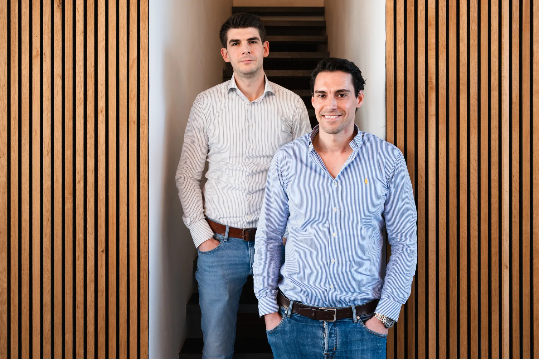 2 mannen in het midden van het beeld.
