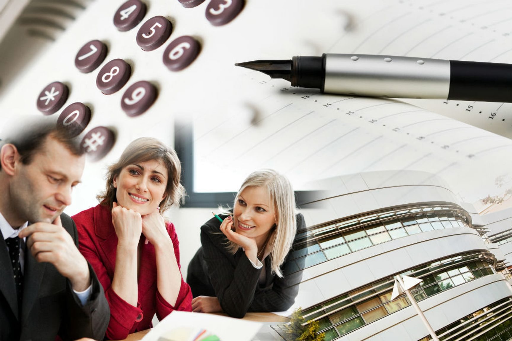 Drie personen in overleg aan tafel met een rekenmachine, pen en achtergrond van een modern gebouw.