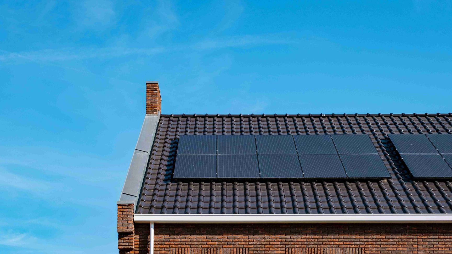 Een afbeelding van zonnepanelen op een dak.