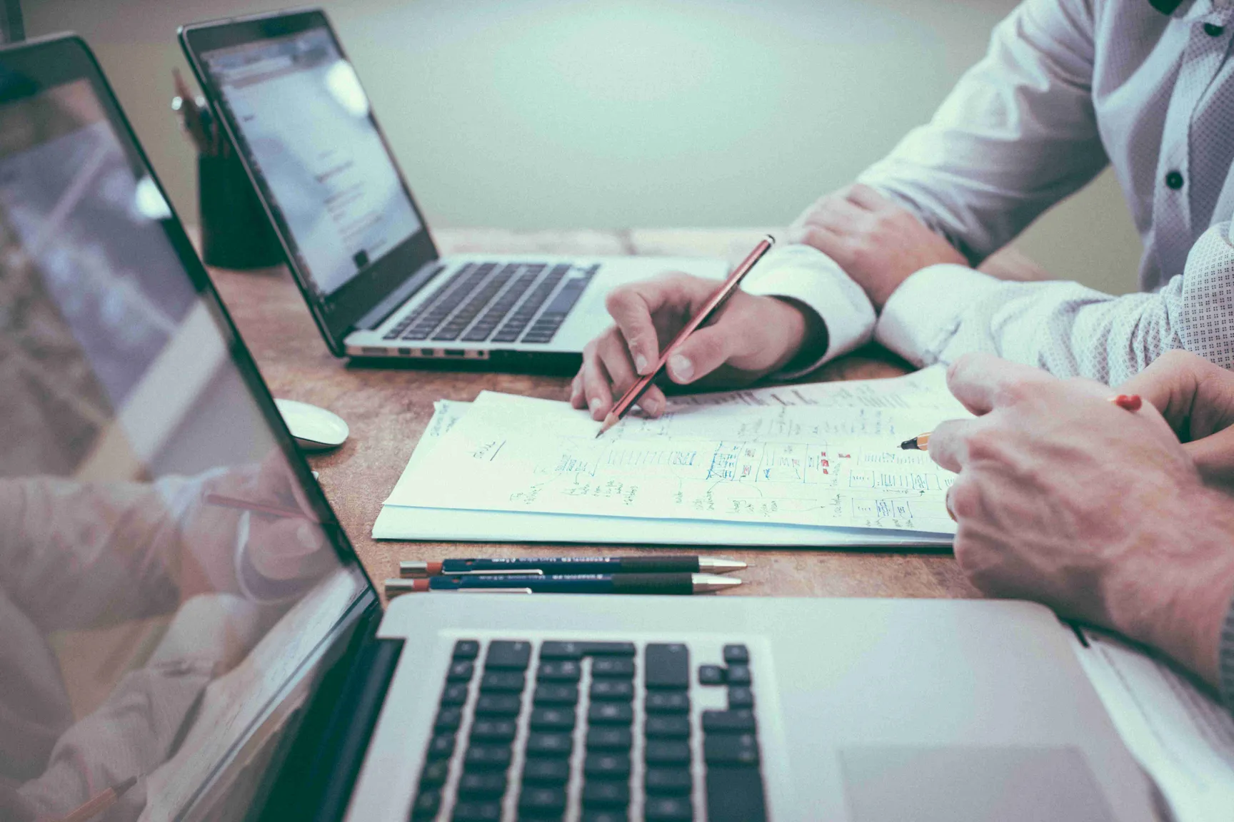 2 personen dat samen een sterk business plan opstellen
