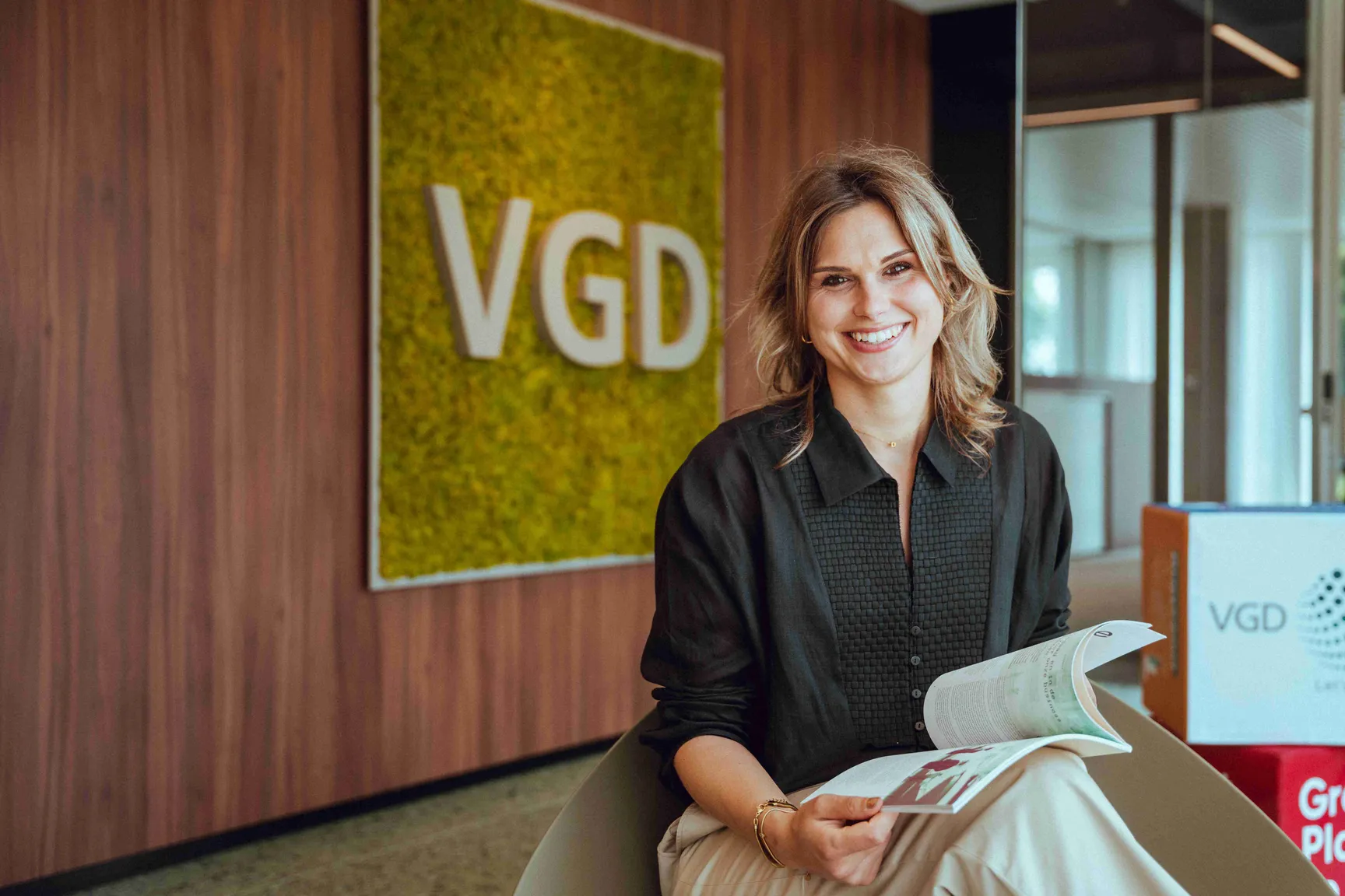 Beeld van Daphné De Groote met het Enroute magazine van VGD in het VGD-kantoor te Brugge.