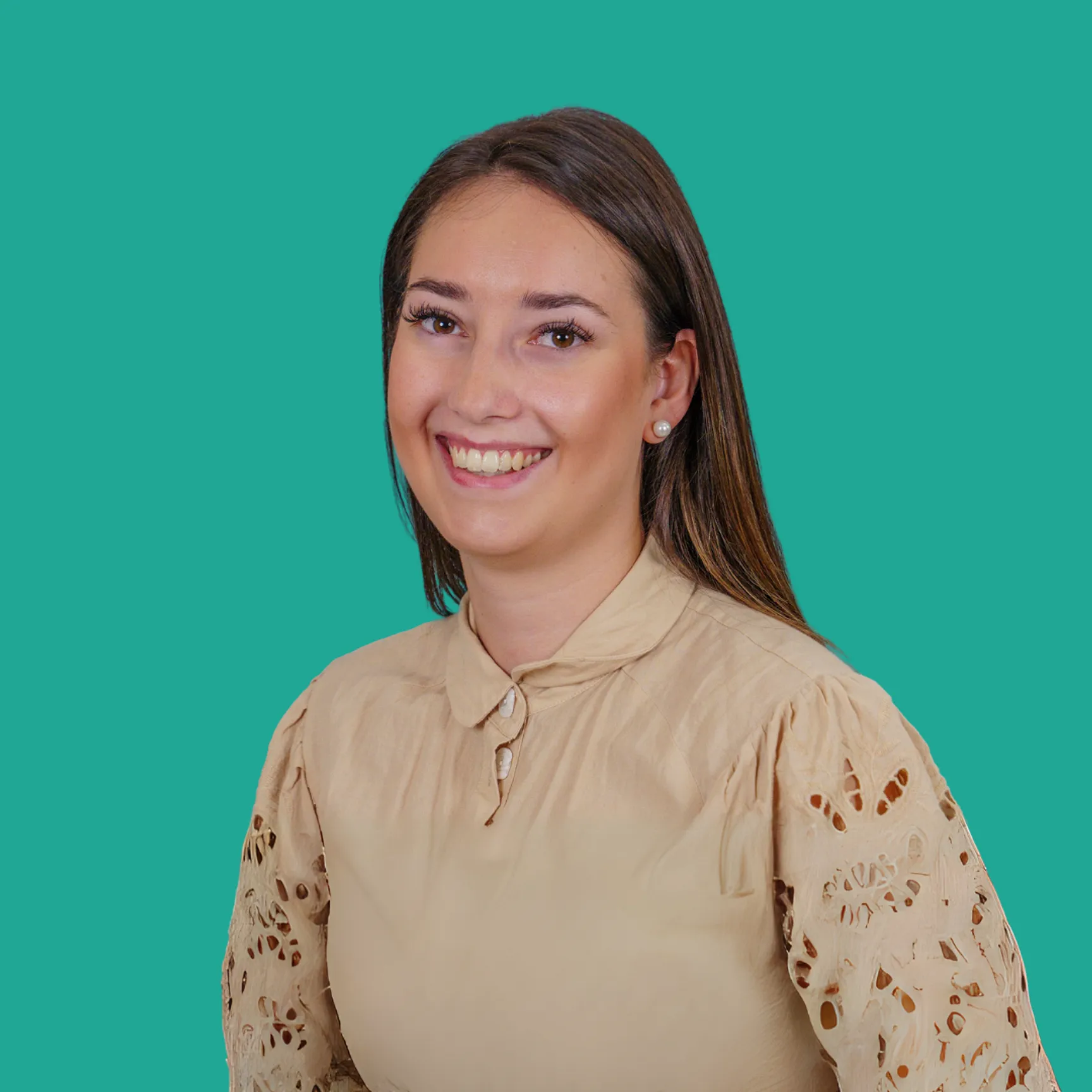 Je ziet Sophie met een stralende glimlach in de camera kijken. Ze heeft lang bruin haar en draagt een beige blouse. Het contrast met de groene achtergrond straalt warmte uit.